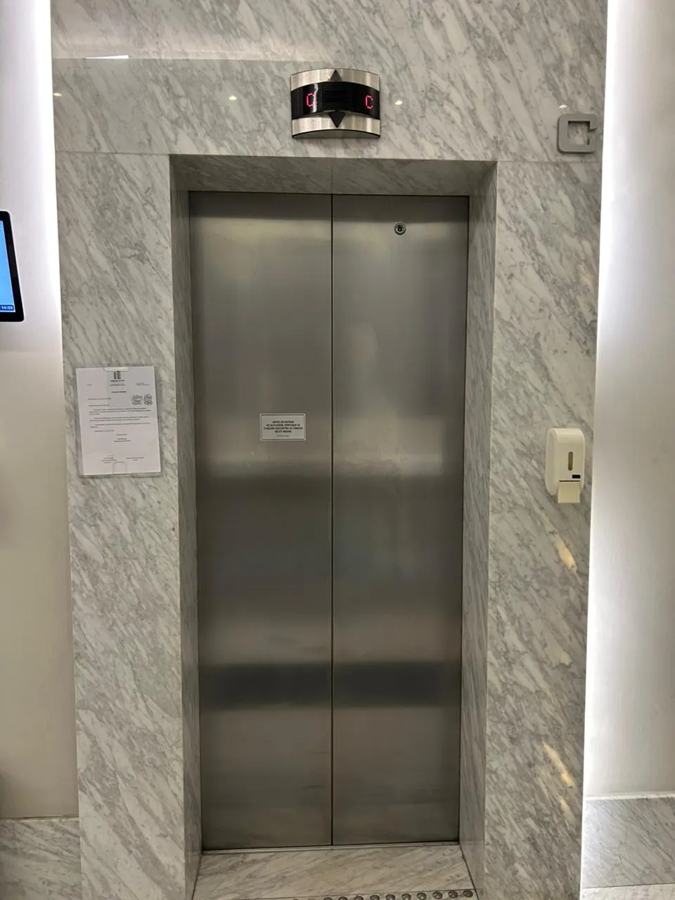 Elevadores em mármore