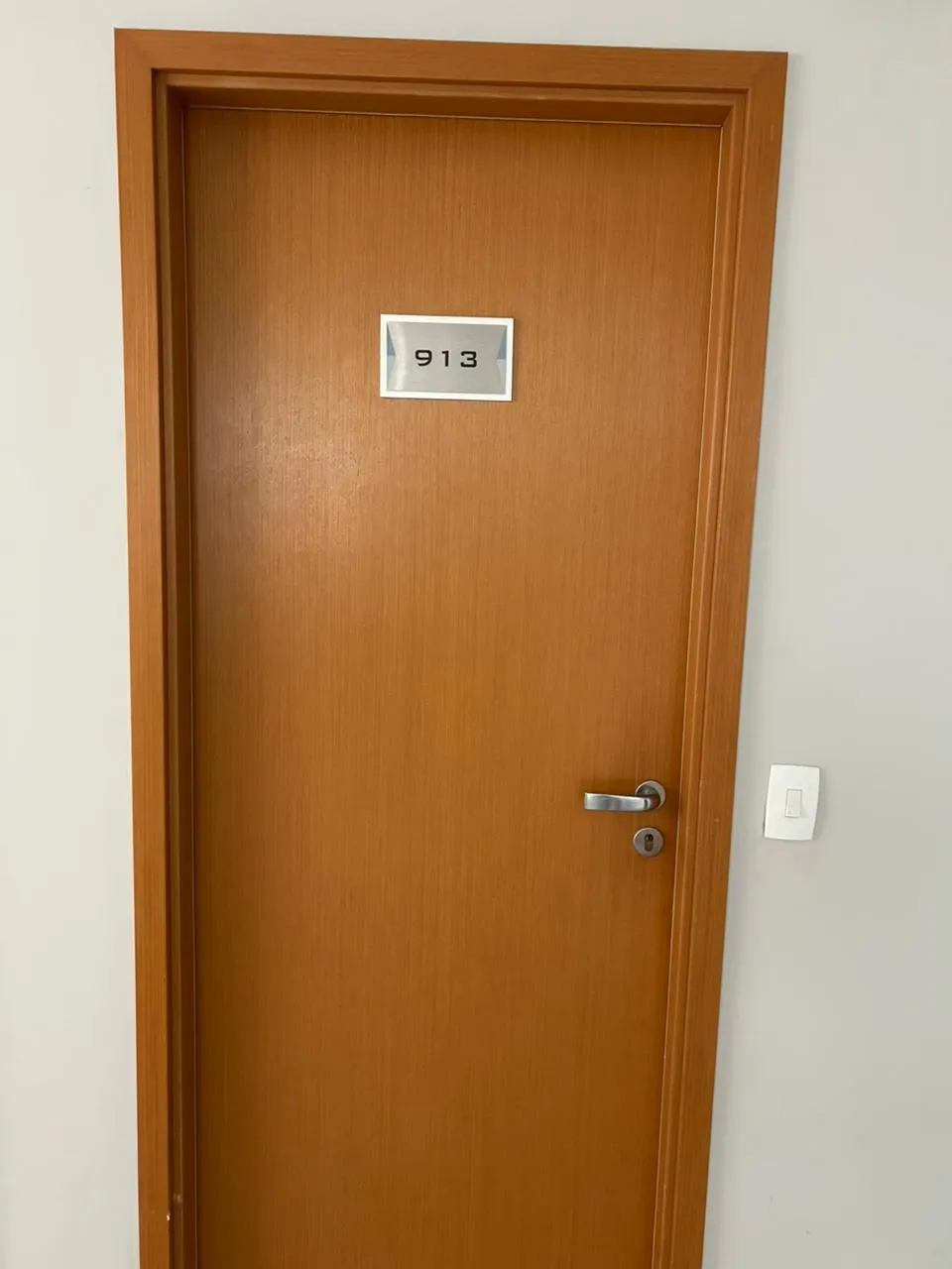 Porta da sala 913